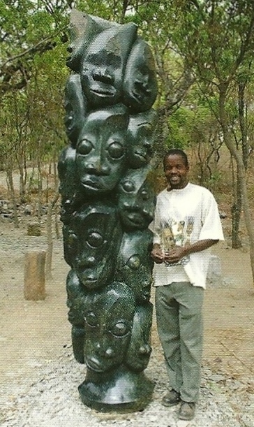 Nimrod Phiri mit seiner Ahnen-Skulptur