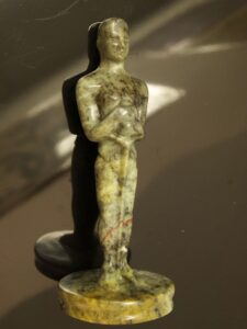 Kleine Oscar-Statue aus Serpentin von amogis
